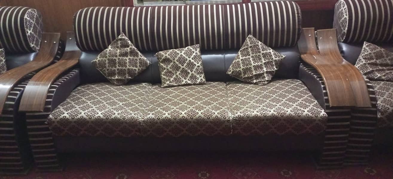 slightly used 5 seater sofa set with wooden handle 3+1+1. 0