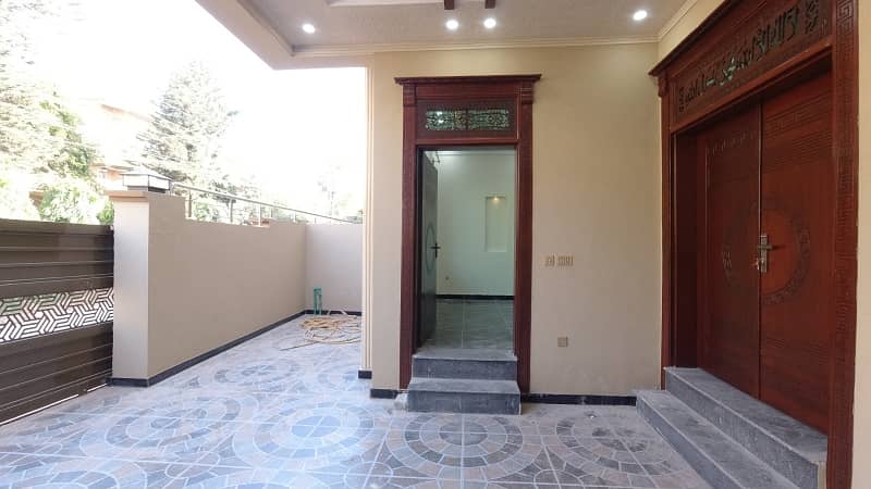 10 Marla Double Story Unit House Available For Sale. 6