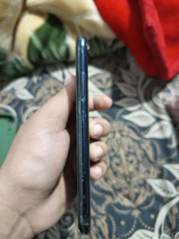 iphone XR available condition 7/10 4