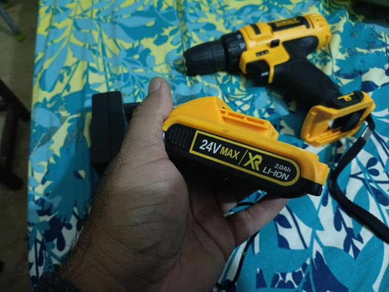 dewalt 21volt cordless drill 10/10 condition 2