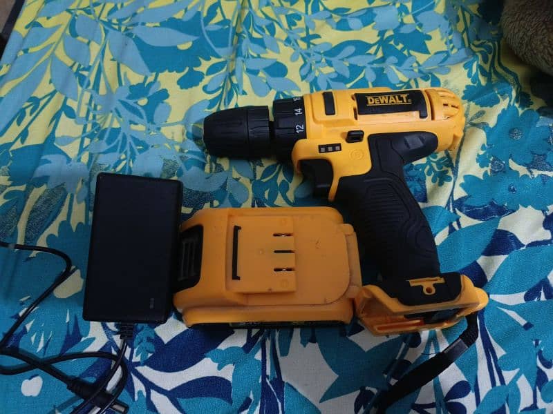 dewalt 21volt cordless drill 10/10 condition 3