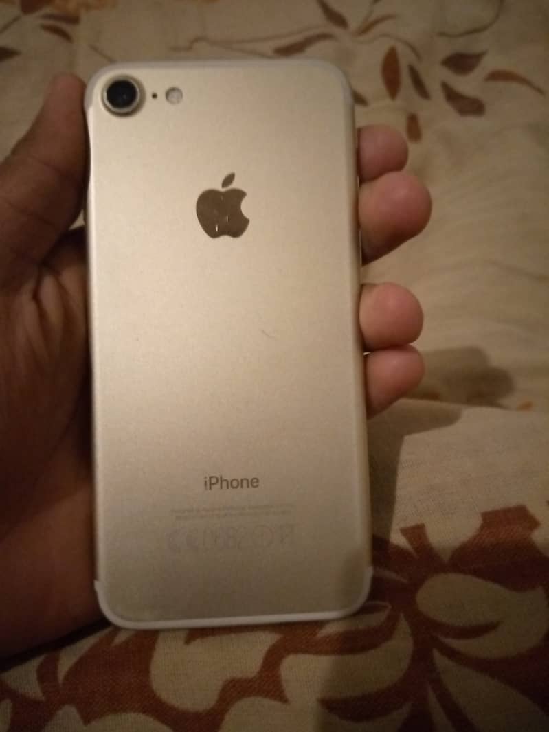 I am selling my I phone 7 03105949573 2