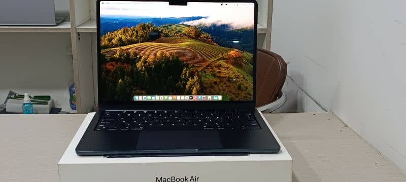 Apple Macbook Air M3 2024 13.3" till 29th October 2025 warranty 14