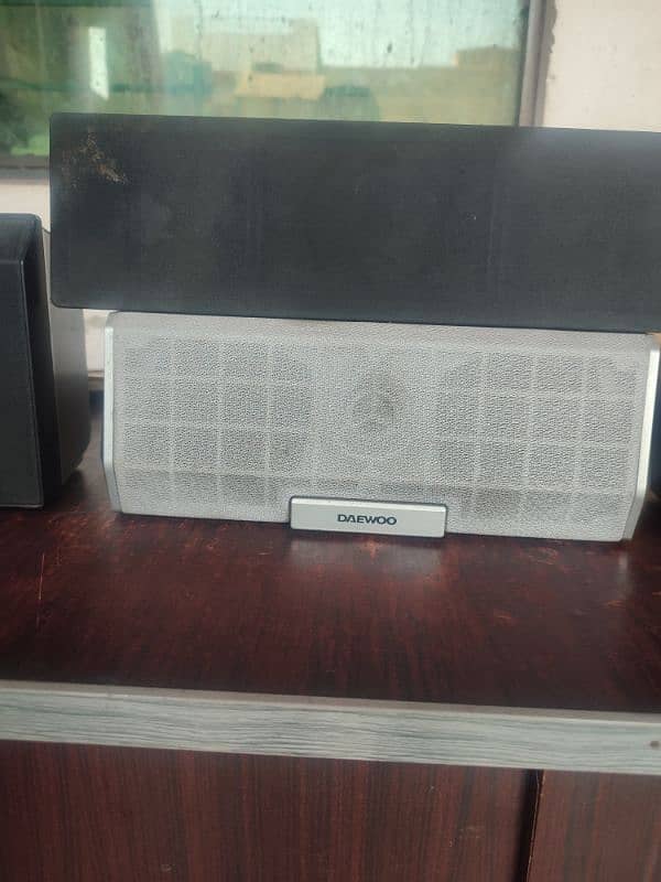 6 around speaker 2 center speaker pioneer and Daewoo 4