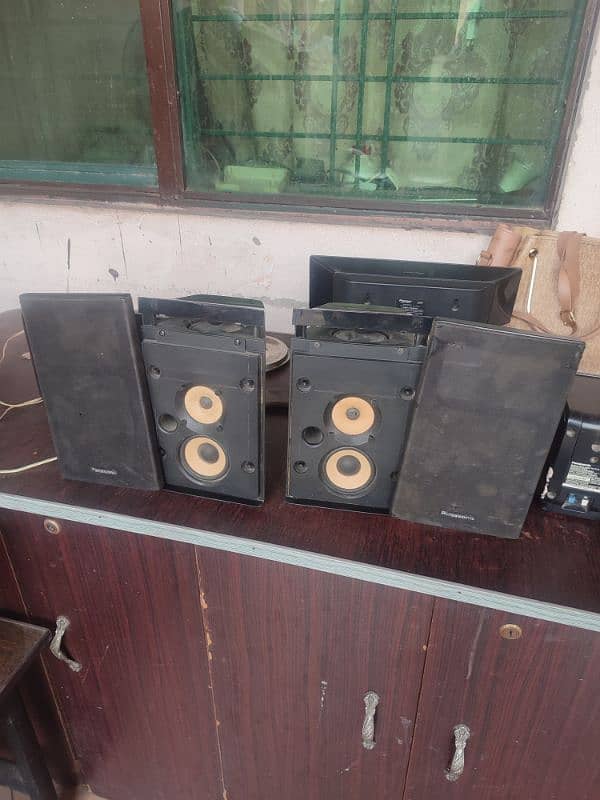 6 around speaker 2 center speaker pioneer and Daewoo 6