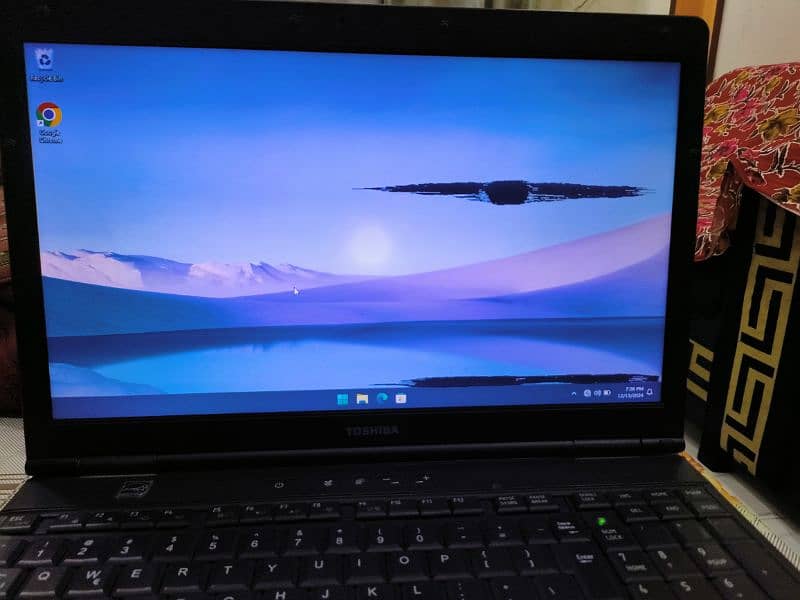 laptop Toshiba,core 5,ram 8gb storage 512, generation 3rd,with charger 2