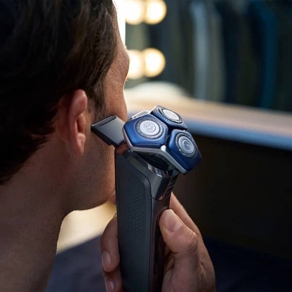 Philips Norelco Shaver 6900 4