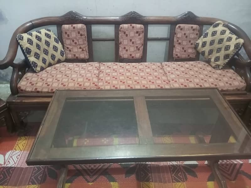 5 seater old-fashioned sofa and table set for sale 0