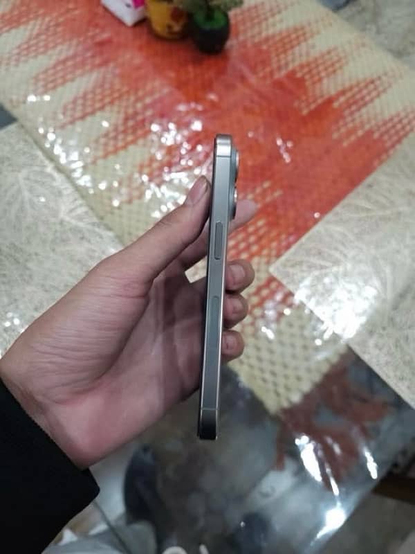 Apple IPhone 15 pro Natural Titanium 2