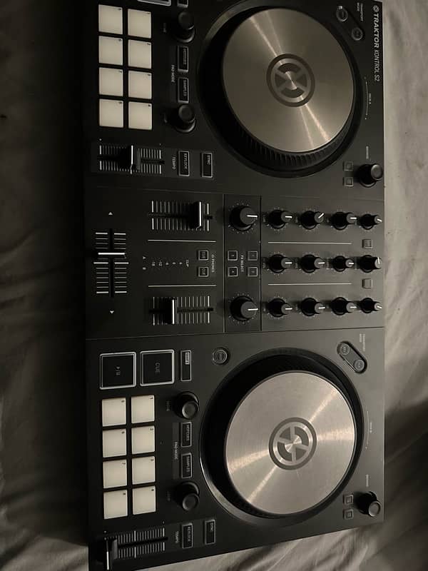 DJ Mixer Traktor Kontrol S2 1