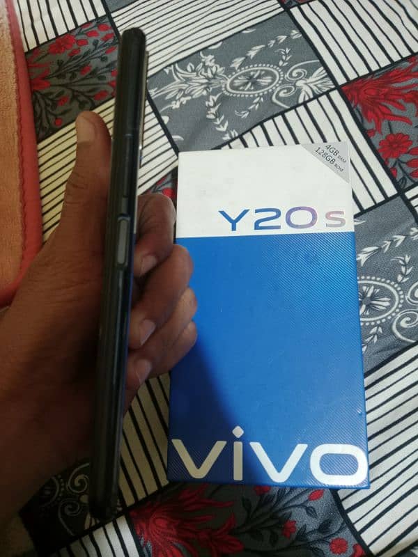 Vivo y20s 4+1/128 3