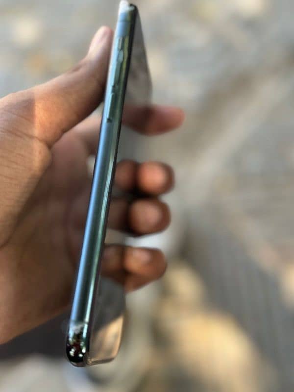 iphone 11 pro in mint condition 1