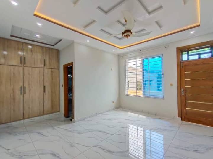 Rawalpindi Bahria Town phase7 10 Marla beautiful upper protion for rent 13