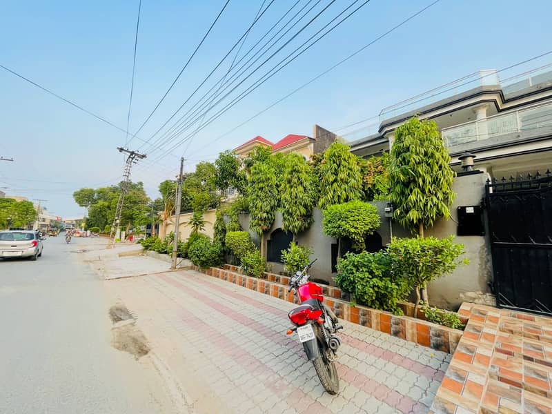 ONE KANAL DOUBLE STOREY HOUSE IN PRIME LOCATION NEXT TO CORNER HOUSE 2