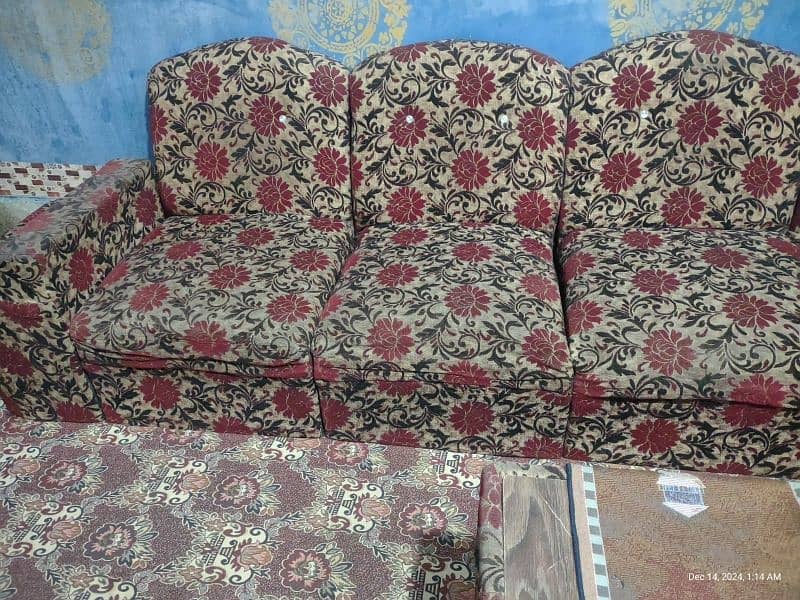 6 seater sofa set with Table. 2 side table and 1 corner table. 1