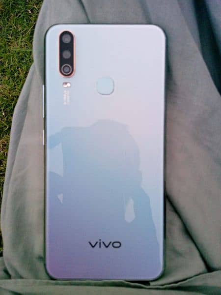 vivo y 17 with box and charger 8/256 1