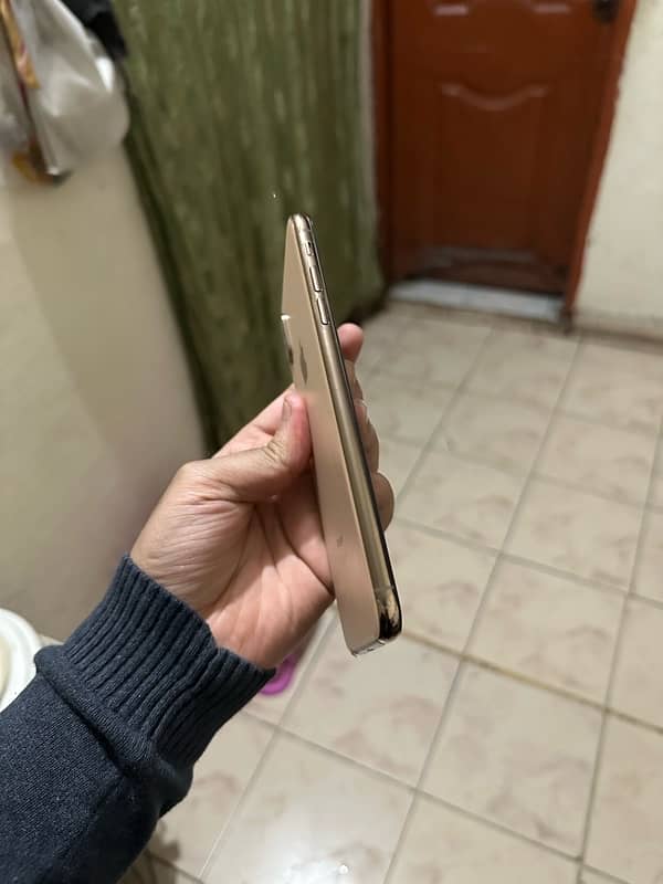 i phone xs max gold clour 64 gb pta approved$ 1