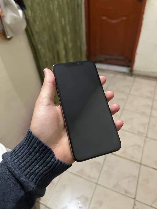 i phone xs max gold clour 64 gb pta approved$ 2