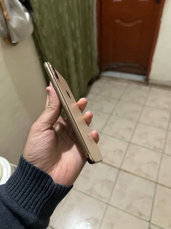 i phone xs max gold clour 64 gb pta approved$ 3