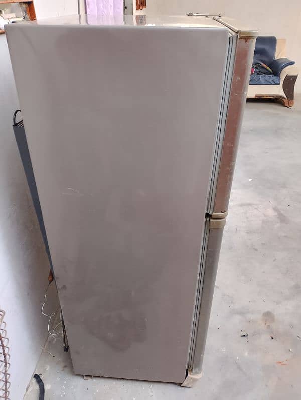 Refrigerator Medium Size ( Dawlance ) Company Ka Hai . ! 1