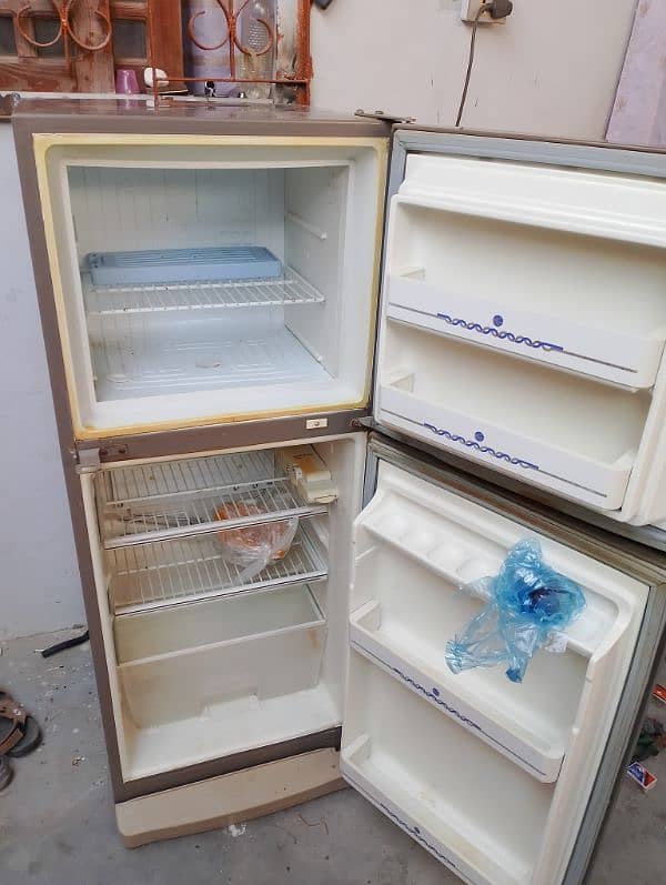 Refrigerator Medium Size ( Dawlance ) Company Ka Hai . ! 2