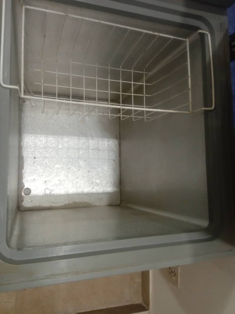 Waves triple Freezer for sale in good condition 1