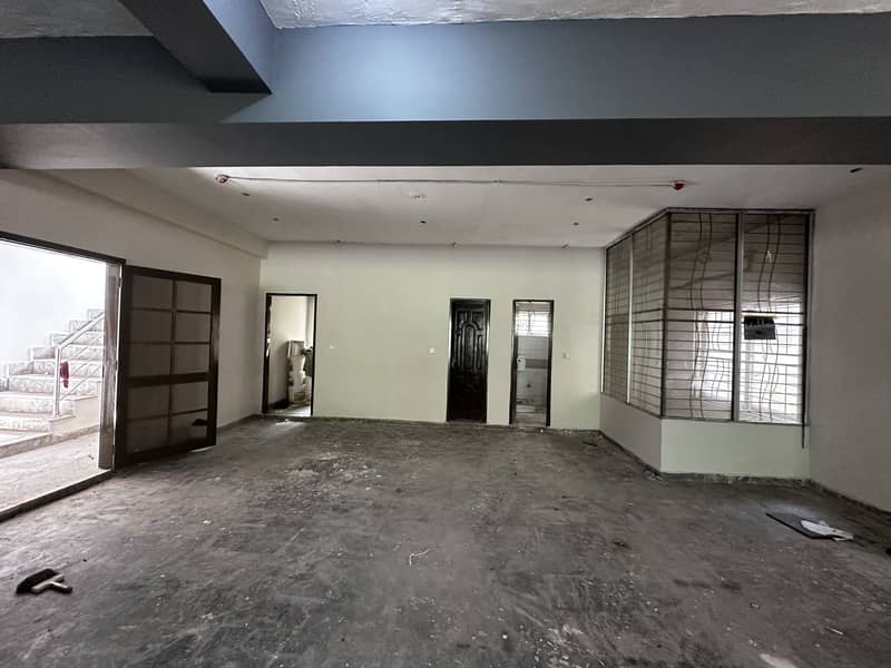 1 KANAL COMMERCIAL PLAZA AVAILABLE FOR MULTINATIONAL COMPANIES AND IT OFFICES WITH BASEMENT PARKING NEAR EMPORIUM MALL 5