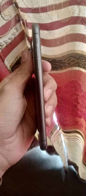 iphone 11 NON PTA 10/10 with box and original chargr best battery time 4