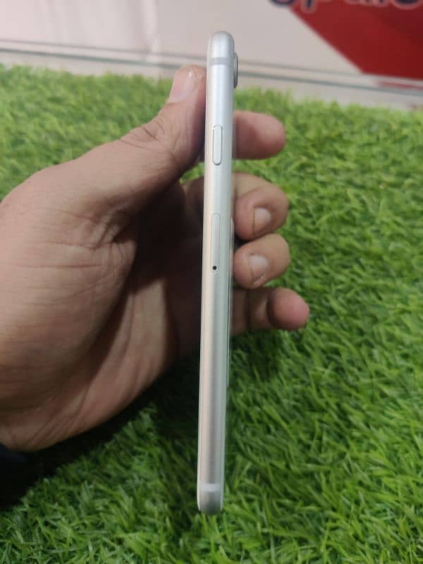 Iphone 8 10/10 comdition 64 gb jv white colour 3