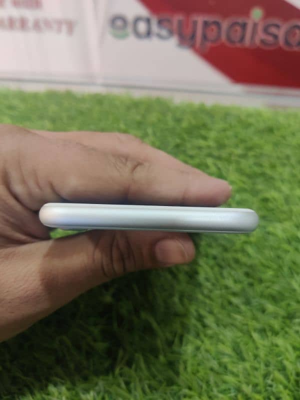 Iphone 8 10/10 comdition 64 gb jv white colour 4