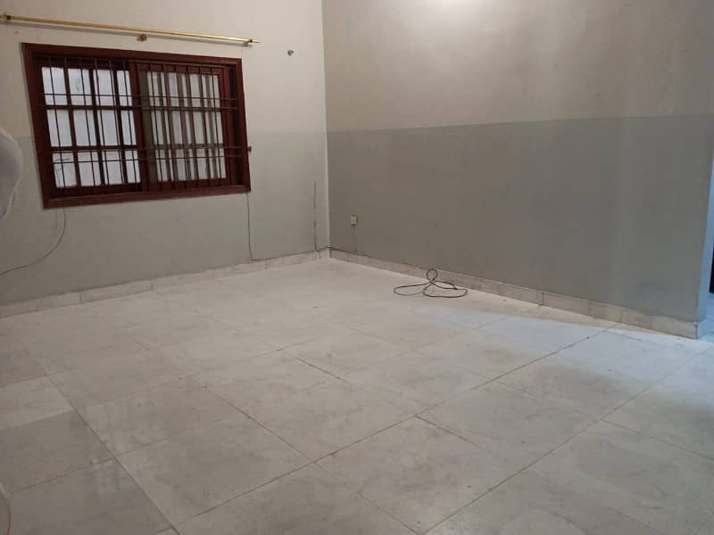 three bed dd 1st floor with roof portion available for rent in johar 3