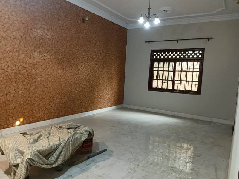 three bed dd 1st floor with roof portion available for rent in johar 8