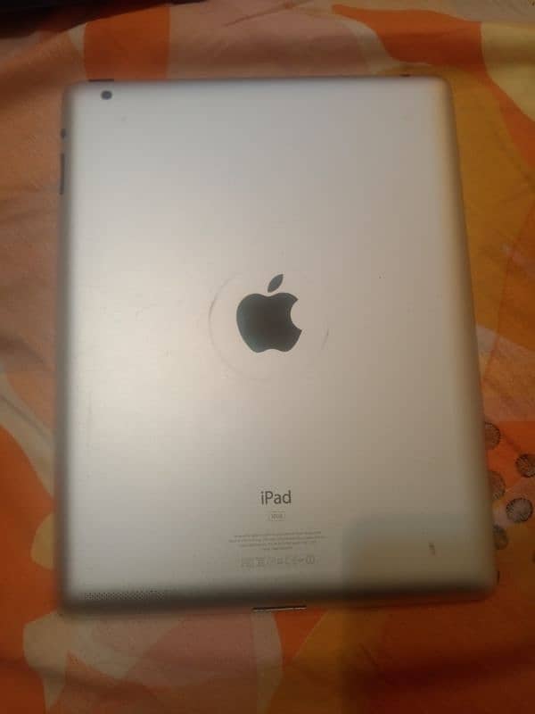 ipad 32  Screen ki side main craks hen per screen ok hai 1