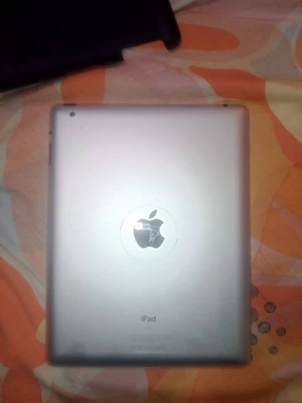 ipad 32  Screen ki side main craks hen per screen ok hai 4