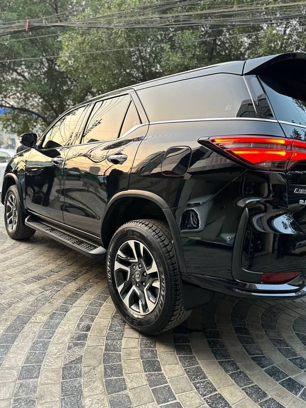 Toyota Fortuner Legender 2.8 5