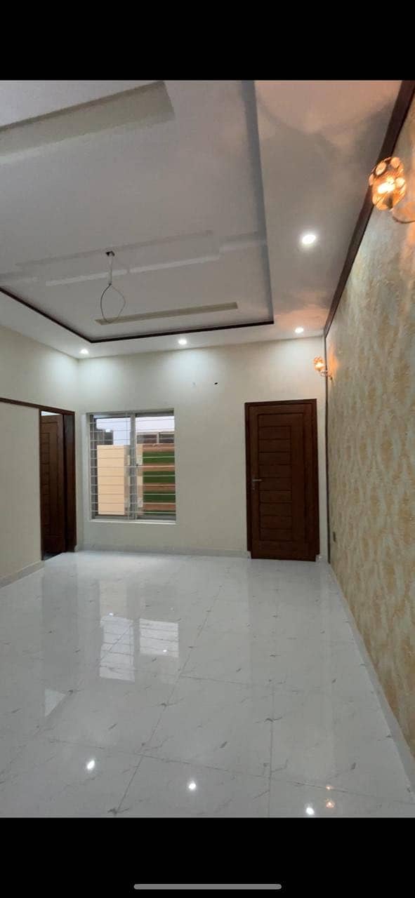 10 MARLA BEAUTIFUL BRAND NEW ON A GOOD LOCATION HOUSE IS AVAILABLE FOR SALE IN NASHEMAN E IQBAL PHASE 2 LAHORE 22