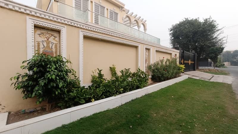 Prominently-Located Facing Park House Available In Punjab Coop Housing - Block B For sale 3