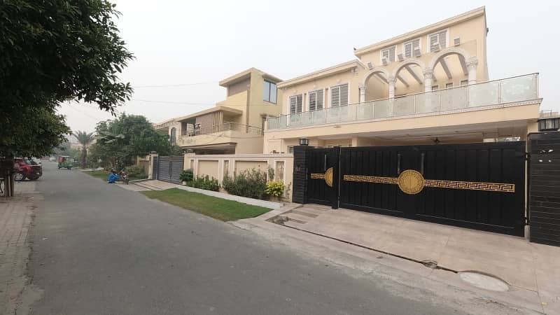 Prominently-Located Facing Park House Available In Punjab Coop Housing - Block B For sale 4