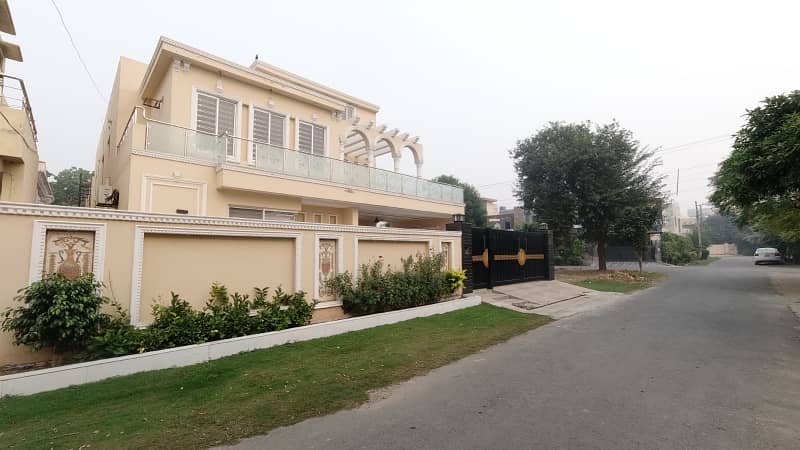 Prominently-Located Facing Park House Available In Punjab Coop Housing - Block B For sale 5