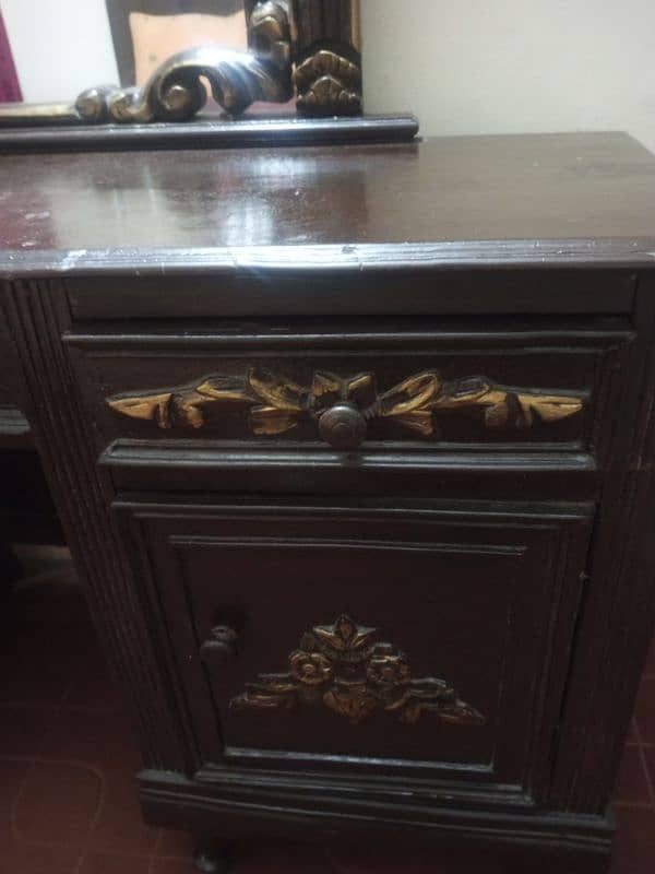 Dressing table (used) for R's. 10000  only. contact 03215044355 3