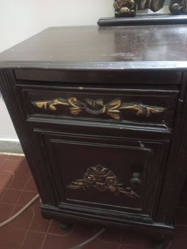 Dressing table (used) for R's. 10000  only. contact 03215044355 4