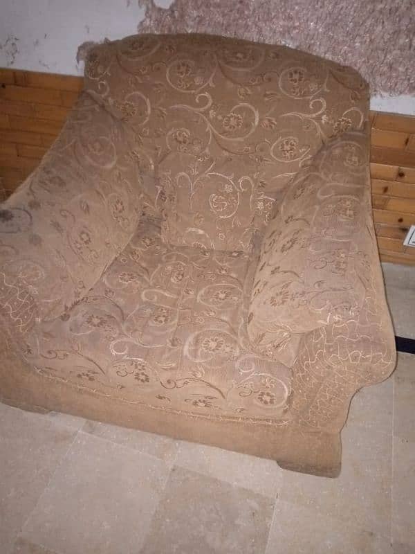 7 seated sofa in good condition 0