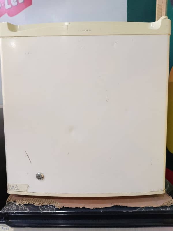 Hitachi company bedroom size refrigerator 3