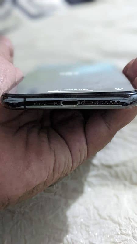 Iphone XS UAE REGISTERED NON PTA 64GB | 85% BATTERY HEALTH 2