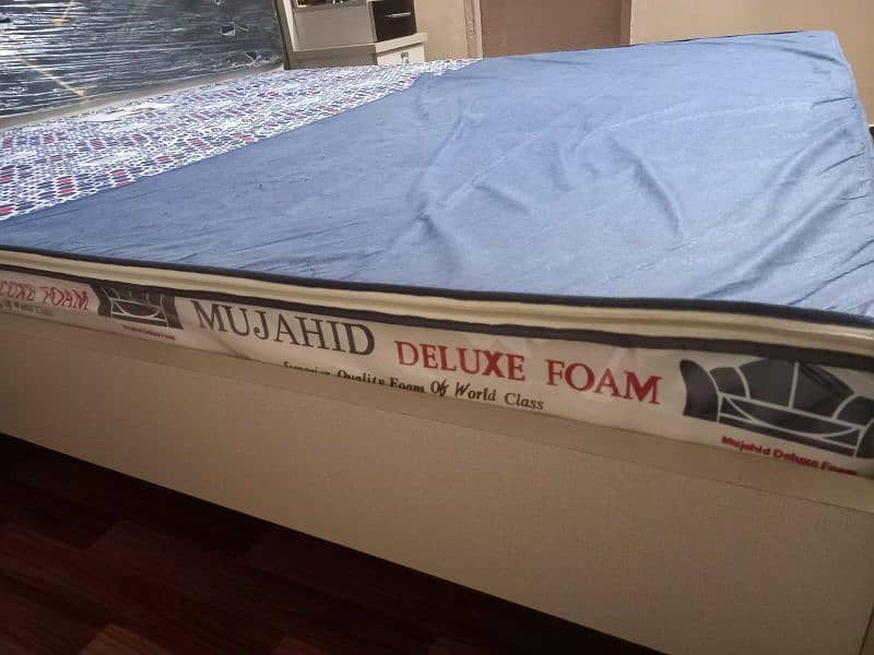 King size bed mattress available for urgent sell 2