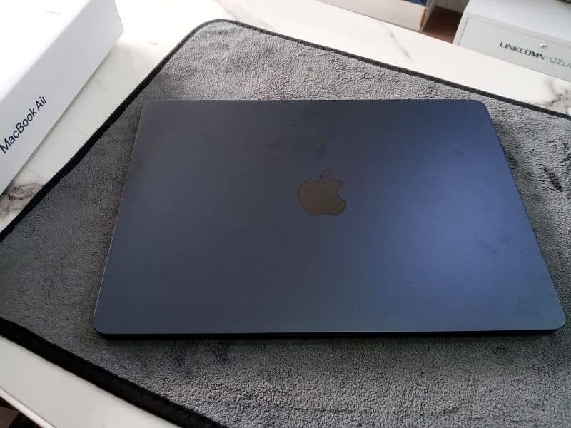 MacBook Air M2 13.6 inch Display 3