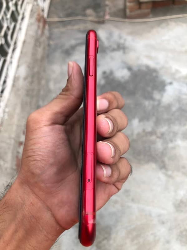 iphone xr  64gb whater peck 4