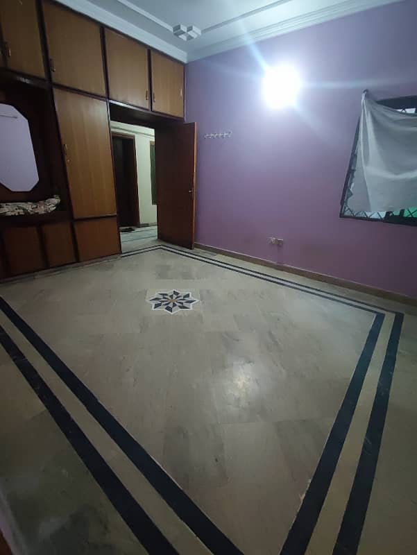 independent flat for rent for bachulars and job holders as well back of umt 1