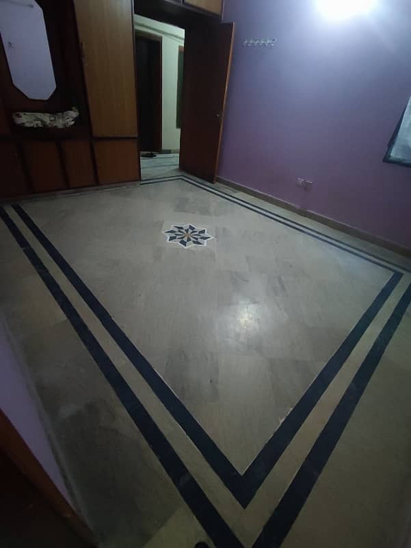 independent flat for rent for bachulars and job holders as well back of umt 2