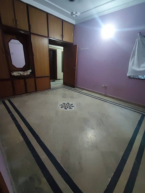 independent flat for rent for bachulars and job holders as well back of umt 3